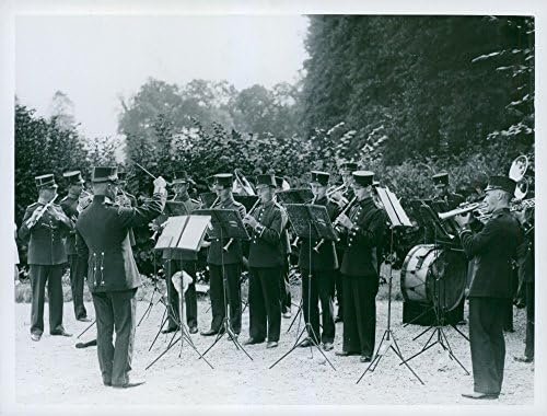 Askeri grup grubunun ayakta durduğu ve müzik aleti çaldığı, pratik yaptığı vintage fotoğrafı.
