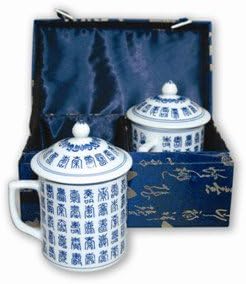 Çay veya Kahve için Asya Porseleninden Yapılmış Kapaklı İki Kupa Seti – İpek Hediye Kutusunda Mavi Kaligrafi Tasarımı