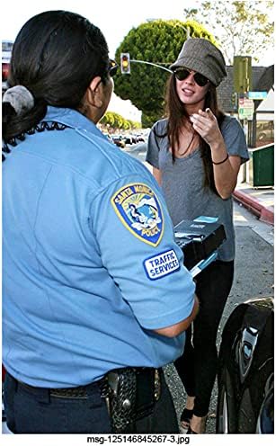 Megan Fox-Polis Kadınlarıyla Ayakta, Gri Gömlek Ve Siyah Pantolon Giyiyor, 8 inç x 10 inç FOTOĞRAF, BG